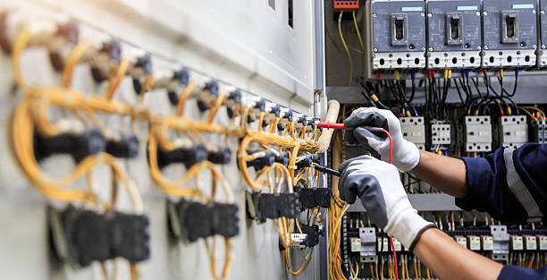 Professional Electrician technician working in Forest Park, IL
